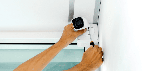Un técnico instalando una cámara de seguridad