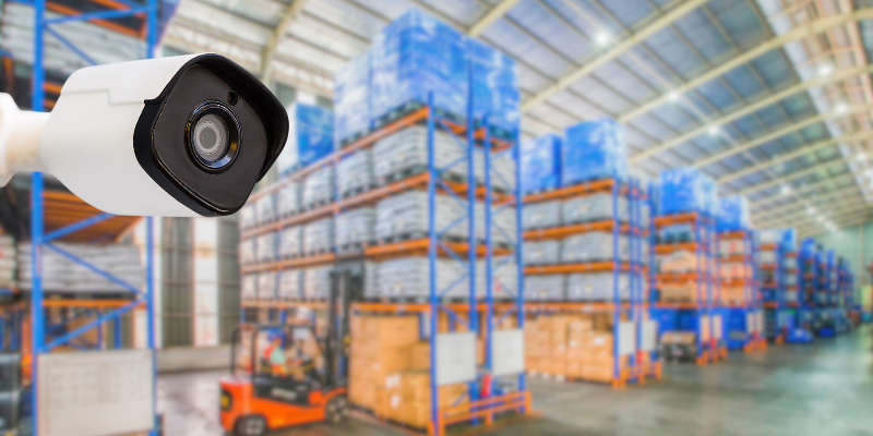 Una cámara de seguridad instalada en un almacén de una fábrica industrial
