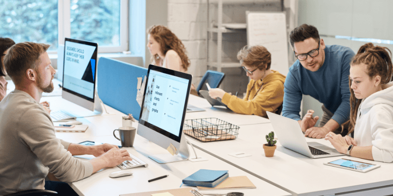 Personas trabajando en una oficina