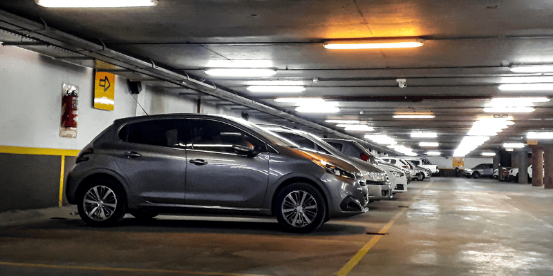 Estacionamiento subterráneo vigilado por una cámara de seguridad