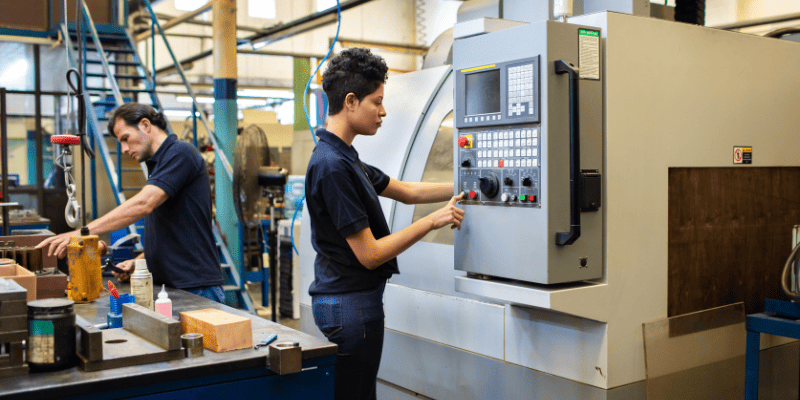 Personas trabajando en una industria