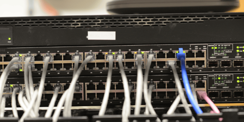 Un switch de redes con cables